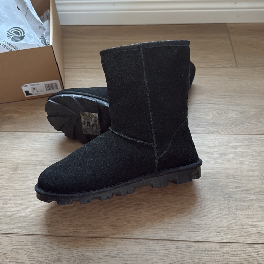 New UGG waterproof essential Booties sheepskin boots mid black size 8 mid